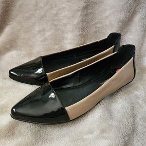 BCBGeneration Black/Beige Pointed Toe Patent Flats 6